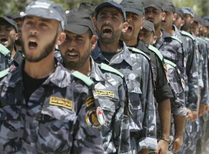 Policías palestinos leales a Hamás, durante unos ejercicios de entrenamiento ayer en Gaza.