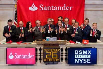 El presidente del Grupo Financiero Santander México, Marcos Martínez (5-i), toca la campana de apertura de la Bolsa de Valores de Nueva York este miércoles.