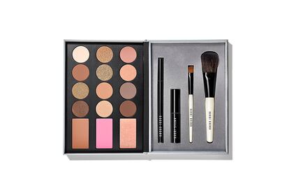 Una paleta para una fiesta sin fin, de Bobbi Brown
Esta elegante paleta posee todo lo necesario para conseguir ese look impactante que buscas para una fiesta. Ojos, mejillas y boca se sofistican gracias a sus aliados en sugerente tamaño viaje. Consigue una mirada sofisticada gracias al eyeliner y su juego de sombras. Da un rubor fresco tus mejillas y pule tus pómulos con los dulces polvos. Todo, en esta cajita de Bobbi Brown. Incluye: 12 sombras de ojos, un bronceador, un colorete, un iluminador, un lápiz de ojos, una mini máscara de pestañas, una brocha para sombras de ojos y  brocha de colorete tamaño viaje. Precio: 120 euros.