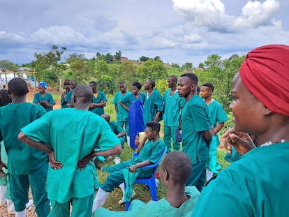 Un grupo de sanitarios descansa en las afueras del Centro de Tratamiento de Ébola de Mubende, en Uganda.