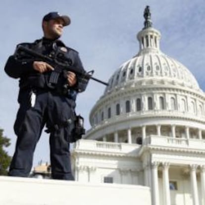 El policía Ángel Morales hace guardia frente al Capitolio.