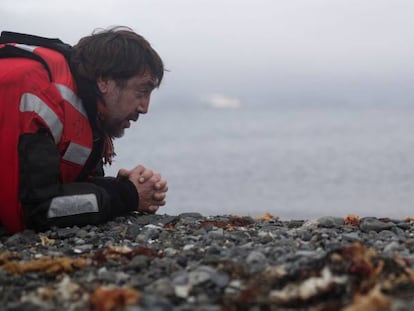 El actor español Javier Bardem mientras observa dos pingüinos, en la Antártida (Chile), el 24 de enero.