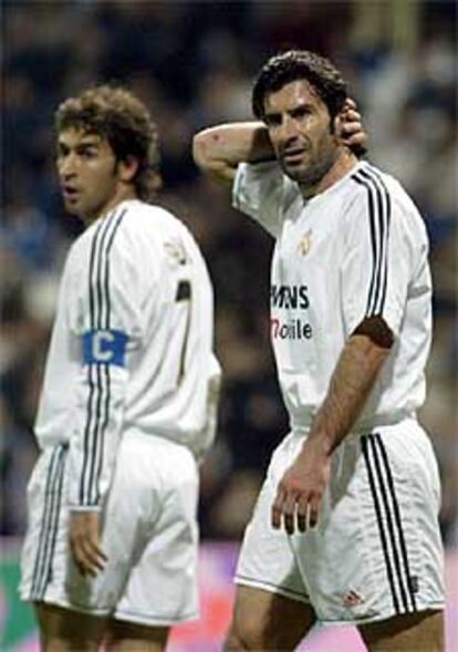 Figo y Raúl, durante el encuentro.