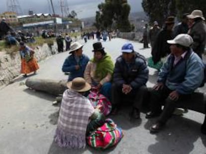 Trabajadores bolivianos bloquean un ingreso a la ciudad de La Paz desde la localidad de El Alyo este 15 de mayo, al cumplirse diez días de protestas encabezadas por la Central Obrera Boliviana (COB) por exigir un incremento en las pensiones de los jubilados.