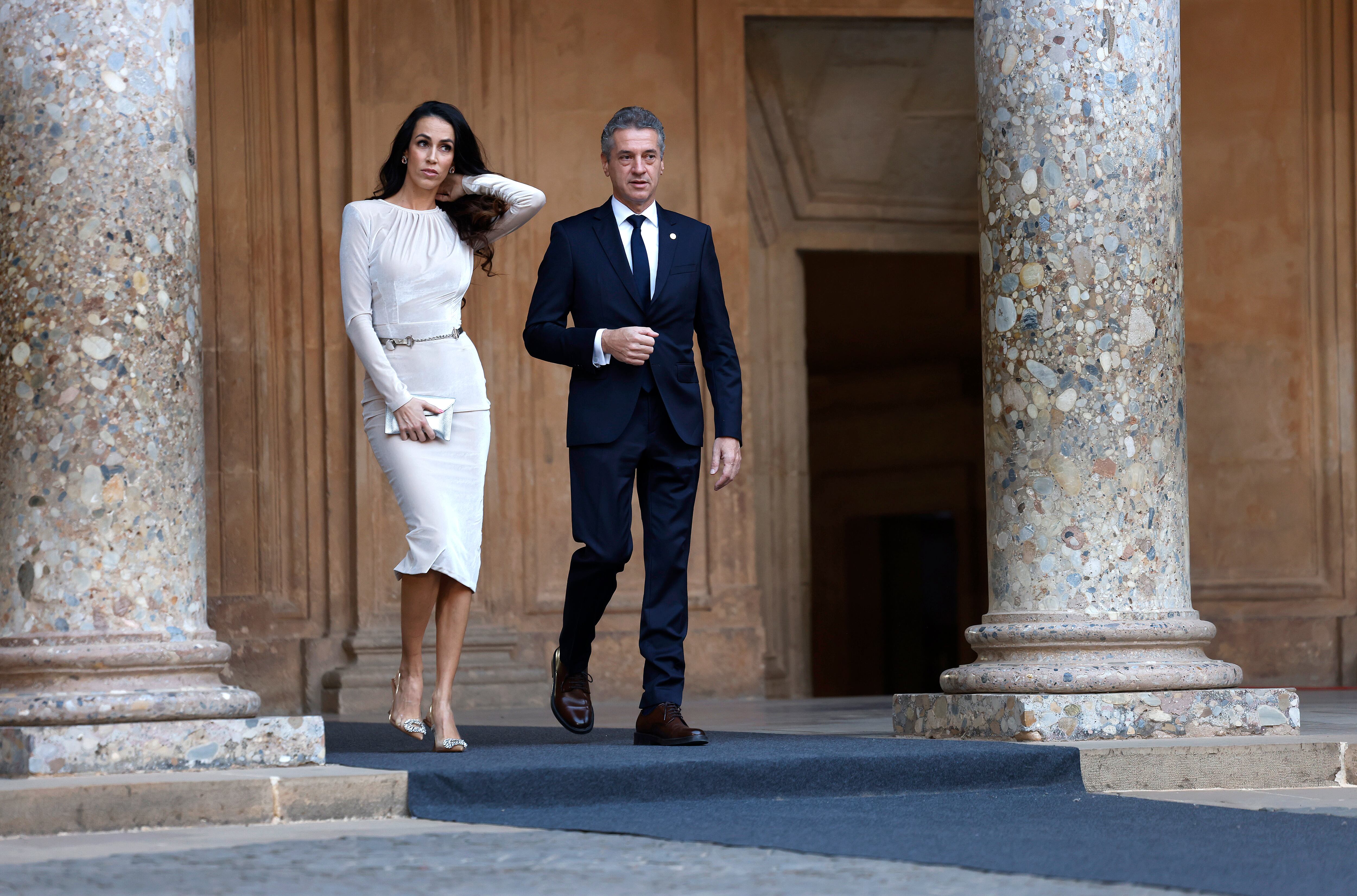 Robert Golob, primer ministro de Eslovenia, y su pareja, Tina Gaber, este jueves en el patio del Palacio de Carlos V de la Alhambra.