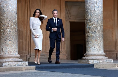 Robert Golob, primer ministro de Eslovenia, y su pareja, Tina Gaber, este jueves en el patio del Palacio de Carlos V de la Alhambra.