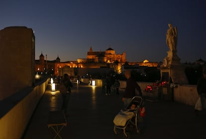 Vista de la Mezquita-Catedral desde el Puente Romano en Córdoba.