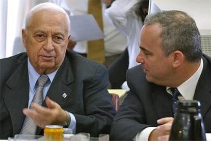 Ariel Sharon charla con Yuval Steinitz, presidente del Comité de Exteriores y de Defensa del Parlamento israelí.