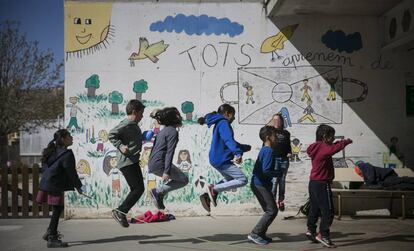 Nens jugant s l'escola primària i infantil Pompeu Fabra de Manlleu.