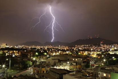 La ciudad mexicana de Monterrey durante una fuerte tormenta, el 28 de mayo de 2014.