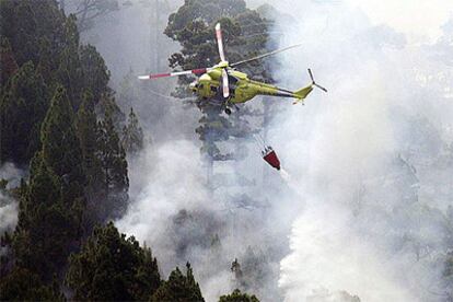 Un helicóptero suelta agua sobre el fuego originado el martes por causas desconocidas en el municipio de Garafía.