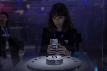 Una mujer fotografía el Galaxy Ring, ayer lunes en el MWC. 