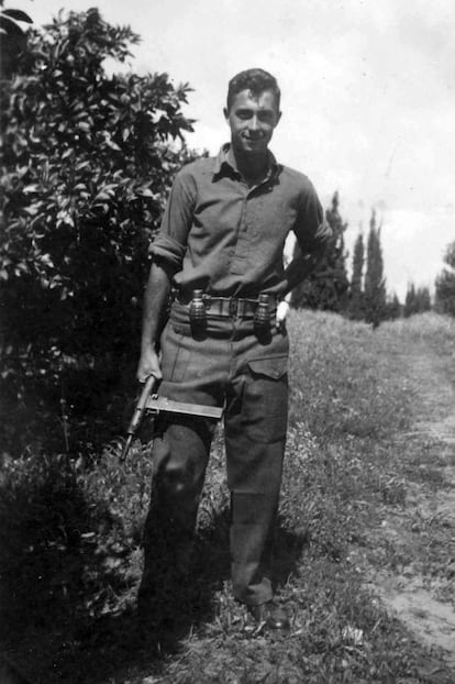 Ariel Sharon, durante la Guerra de la Independencia de Israel en 1948. A los 20 años comandó una compañía de infantería en la Brigada Alexandroni, resultando gravemente herido en la segunda batalla de Latrún.