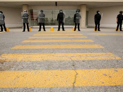 Agentes de la policía resguardan un centro comercial después de un saqueo en Ciudad Juárez, México, el 17 de abril.