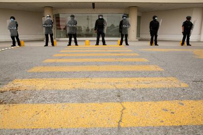 Agentes de la policía resguardan un centro comercial después de un saqueo en Ciudad Juárez, México, el 17 de abril.