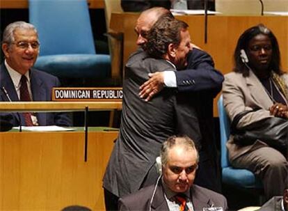 El presidente francés, Jacques Chirac, se abraza al canciller alemán, Gerhard Schröder, hoy en la Asamblea General de la ONU.