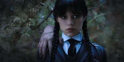 Cosa (interpretada por Victor Dorobantu) y Miércoles Addams (Jenna Ortega), en un capítulo de la primera temporada de 'Miércoles', en 2022.