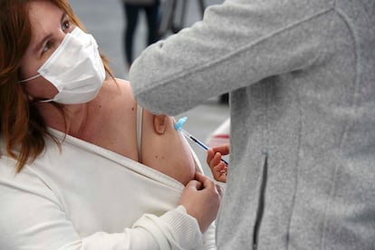 Una mujer es vacunada en Pontevedra (Galicia), el pasado 13 de marzo.