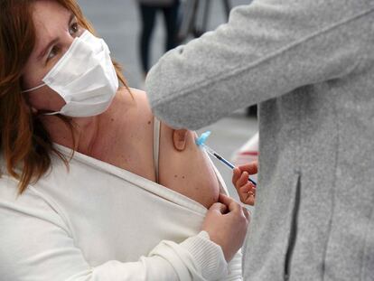 Mulher é vacinada em Pontevedra (Galícia), em 13 de março.