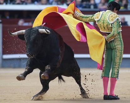 Roca Rey salió por la puerta grande de Las Ventas tras cortar dos orejas en el día en que confirmaba alternativa. Era el 13 de mayo de 2016, en plena Feria de San Isidro.