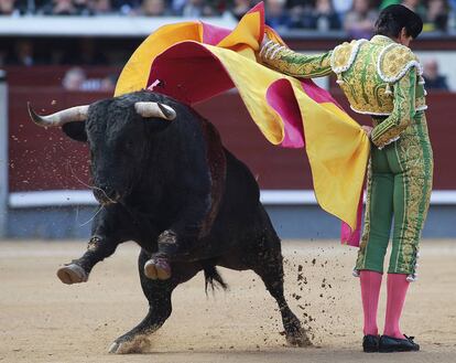 Roca Rey salió por la puerta grande de Las Ventas tras cortar dos orejas en el día en que confirmaba alternativa. Era el 13 de mayo de 2016, en plena Feria de San Isidro.