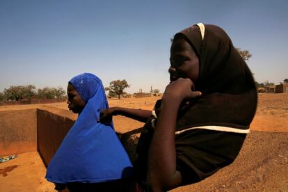 Dos mujeres permanecen cerca de una bomba de agua en Nedgo (Burkina Faso).
