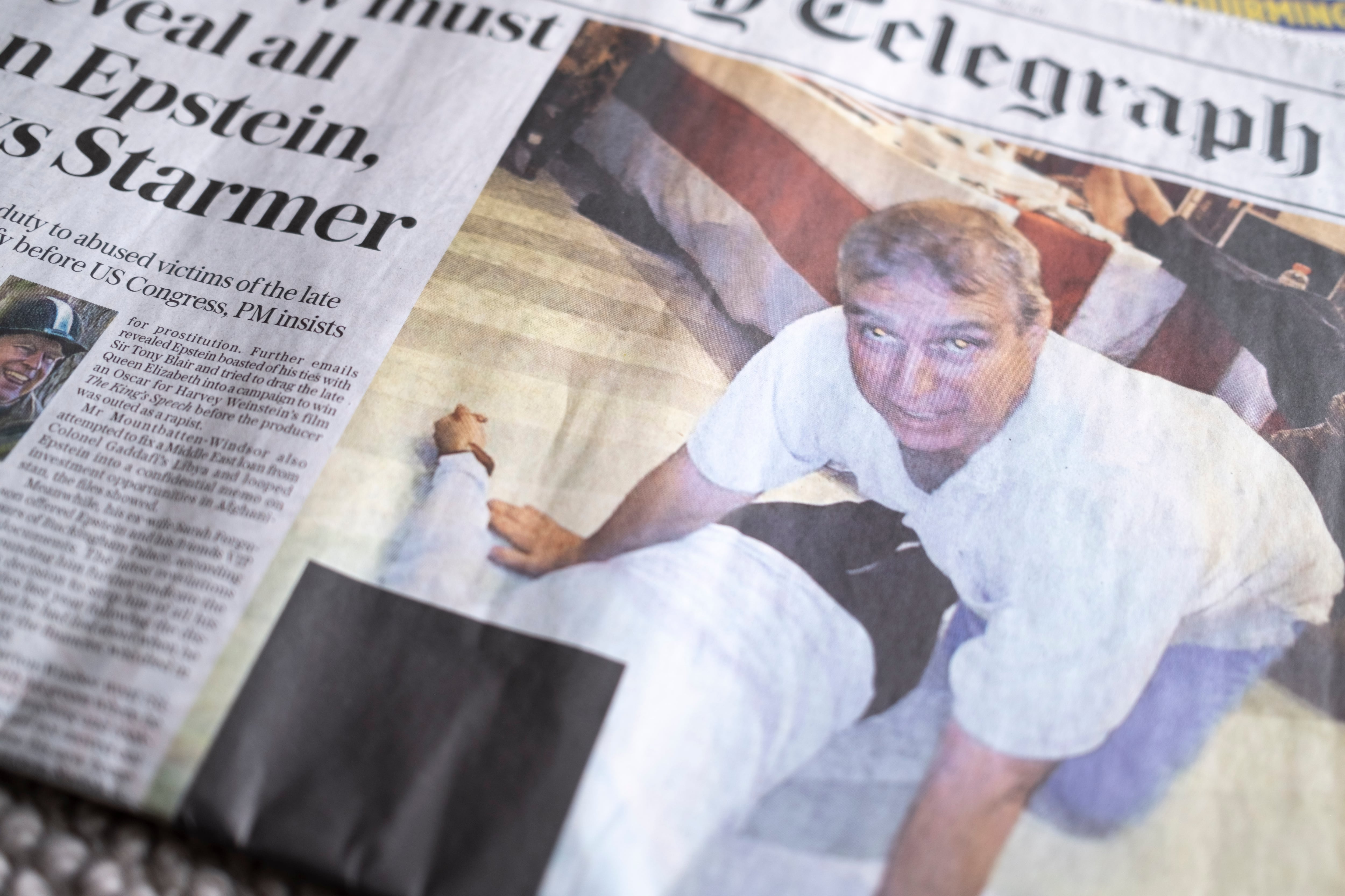 Portada del diario inglés The Sunday Telegraph, con la imagen del príncipe Andrés, el 5 de febrero, en Londres.