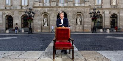 Alberto Fern&aacute;ndez, candidato del PP a la alcald&iacute;a Barcelona, en la plaza Sant Jaume. 