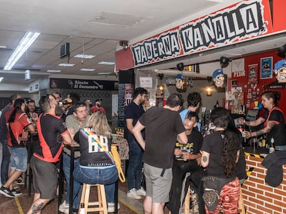 Ambiente en uno de los bares que abren por la tarde en el mercado de Numancia, en Puente de Vallecas.