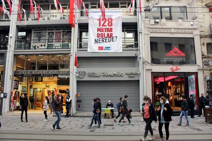 Una pancarta en la que se lee "¿Dónde están los 128.000 millones de dólares?" cuelga de la oficina del Partido Republicano del Pueblo, en la céntrica avenida Istiklal de Estambul.