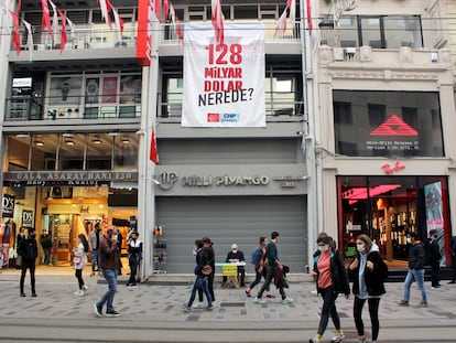 Una pancarta en la que se lee "¿Dónde están los 128.000 millones de dólares?" cuelga de la oficina del Partido Republicano del Pueblo, en la céntrica avenida Istiklal de Estambul.