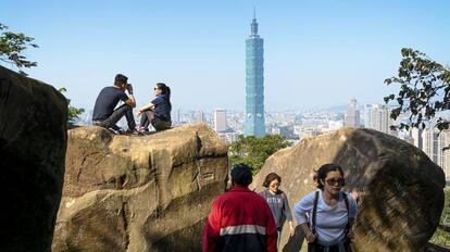 Turistas en el monte Elephant, en Taipei (Taiwan), con la Torre 101 al fondo.