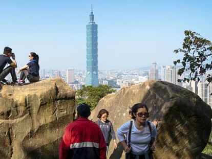 Turistas en el monte Elephant, en Taipei (Taiwan), con la Torre 101 al fondo.