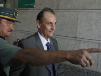 El ex consejero delegado del Betis, Manuel Ruiz de Lopera, en 2009 en los juzgados sevillanos.