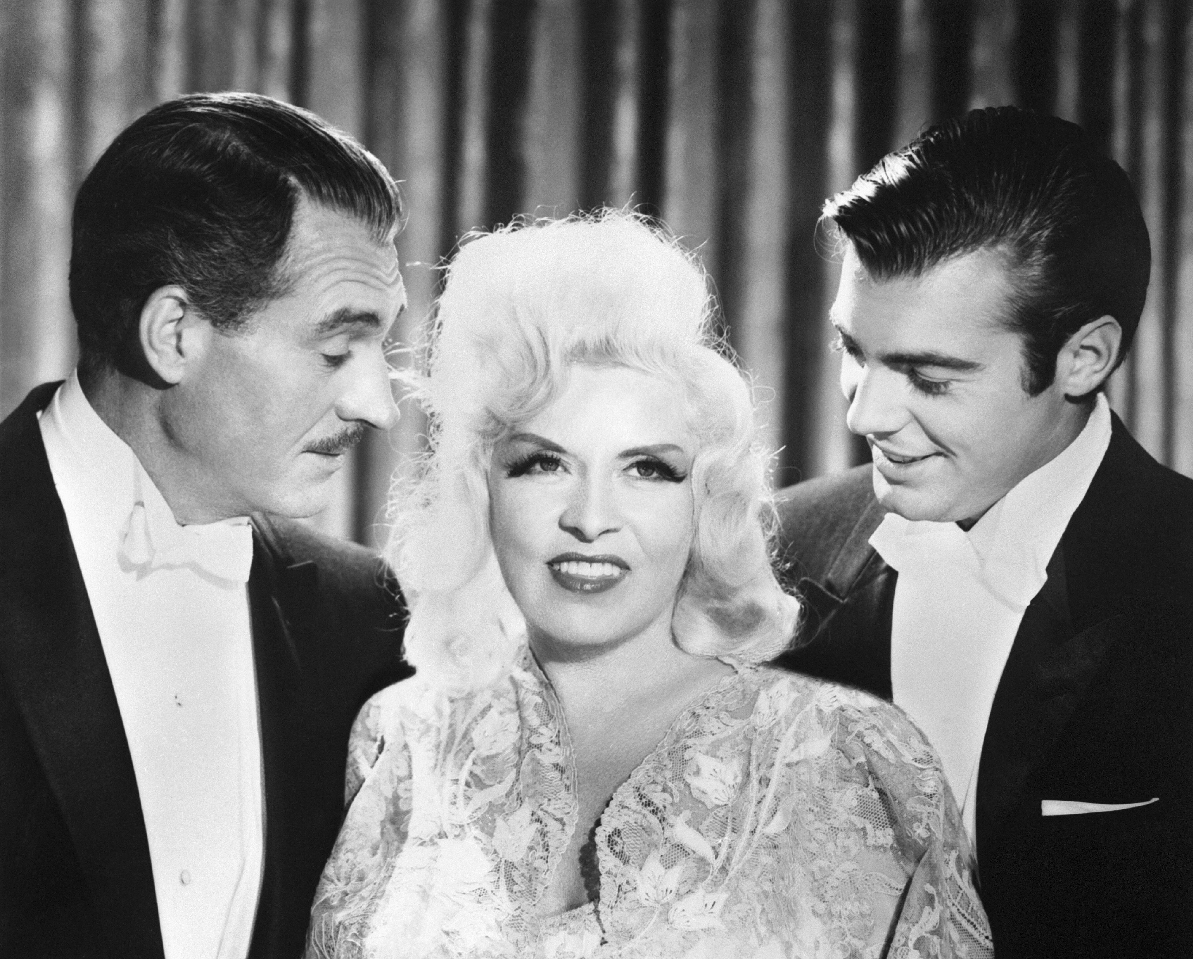 Alan Marshal y su hijo, también llamado Alan Marshal, con Mae West en 'Seis maridos para Marlo' (1979).