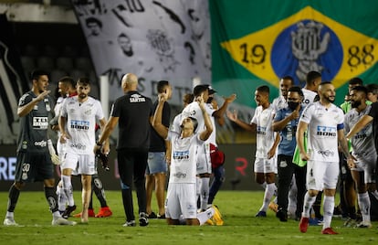 Los jugadores del Santos celebran el pase a la final.