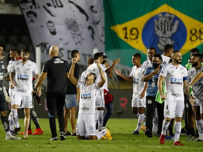 Los jugadores del Santos celebran el pase a la final.