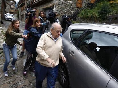 Pujol evita hacer declaraciones a los periodistas que le esperaban cuando sali&oacute; ayer de su casa de Queralbs (Girona)