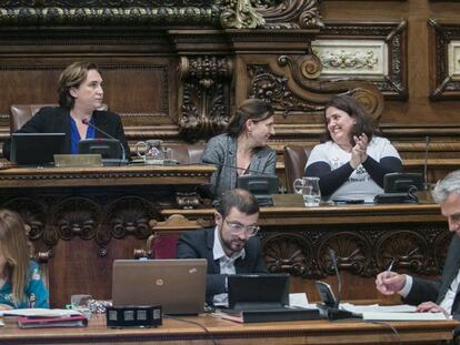 Agridulce estreno de los vecinos en el pleno. El pleno del Ayuntamiento de Barcelona vivió ayer un momento histórico con el estreno de un mecanismo creado por el actual gobierno, la iniciativa ciudadana. La Plataforma por un CAP Raval Digno reivindicó que la capilla de la Misericòrdia se destine a un nuevo ambulatorio y solo contó con el apoyo de BComú y la CUP entre una agria disputa entre partidos con tintes preelectorales.