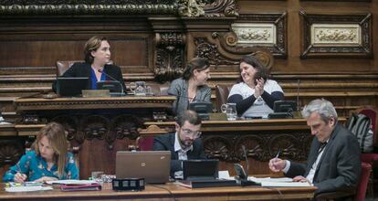 Agridulce estreno de los vecinos en el pleno. El pleno del Ayuntamiento de Barcelona vivió ayer un momento histórico con el estreno de un mecanismo creado por el actual gobierno, la iniciativa ciudadana. La Plataforma por un CAP Raval Digno reivindicó que la capilla de la Misericòrdia se destine a un nuevo ambulatorio y solo contó con el apoyo de BComú y la CUP entre una agria disputa entre partidos con tintes preelectorales.