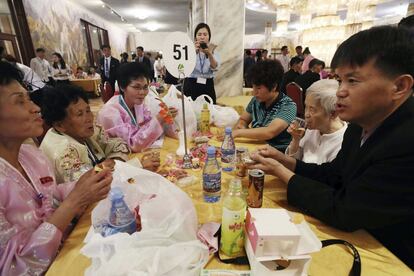 La surcoreana Lee Keum-yeon, 87, segunda desde la derecha, se reúne con sus familiares norcoreanos.