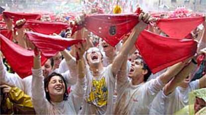 Un grupo de jóvenes ondea sus pañuelos  en el inicio de los Sanfermines.