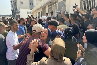 Familiares se lamentan en la morgue del Hospital al Shifa, después de que al menos 31 palestinos murieran durante la madrugada de este lunes en el bombardeo israelí de una escuela, donde se refugiaban personas desplazadas, en la norteña ciudad de Gaza.