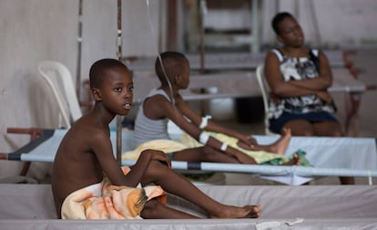 Niños enfermos de cólera en una clínica de Diquini, en Carrefour (Haití).