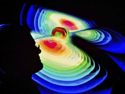 Un científico observa una representación de las ondas gravitacionales