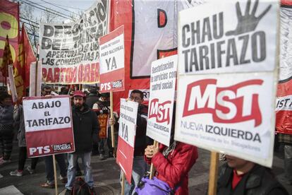 Grupos de izquierda protestan durante la audiencia p&uacute;blica sobre el aumento del gas.