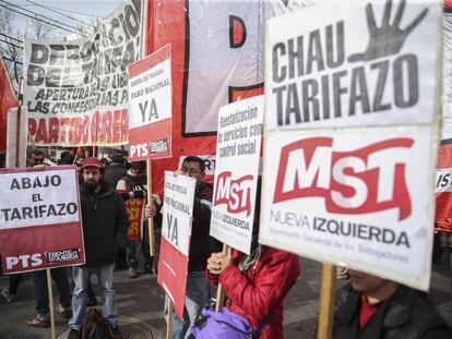 Grupos de izquierda protestan durante la audiencia p&uacute;blica sobre el aumento del gas.