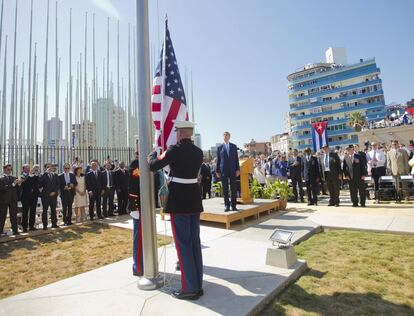 Soldados de la Infentería de Marina de EE UU se preparan para izar la bandera en la embajada de su país en La Habana en presencia del secretario de Estado Norteamericano John Kerry que ha visitado el país para cerrar con este acto simbólico el inicio de las relaciones entre EE UU y Cuba.