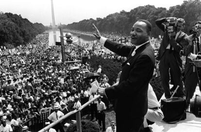 Martin Luther King saluda desde el Lincoln Memorial tras las marchas de Washington en las que pronunció su discurso frente a 250.000 personas, el 28 de agosto de 1963. 