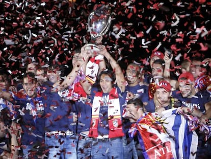 Falcao levanta el trofeo de la Supercopa de Europa